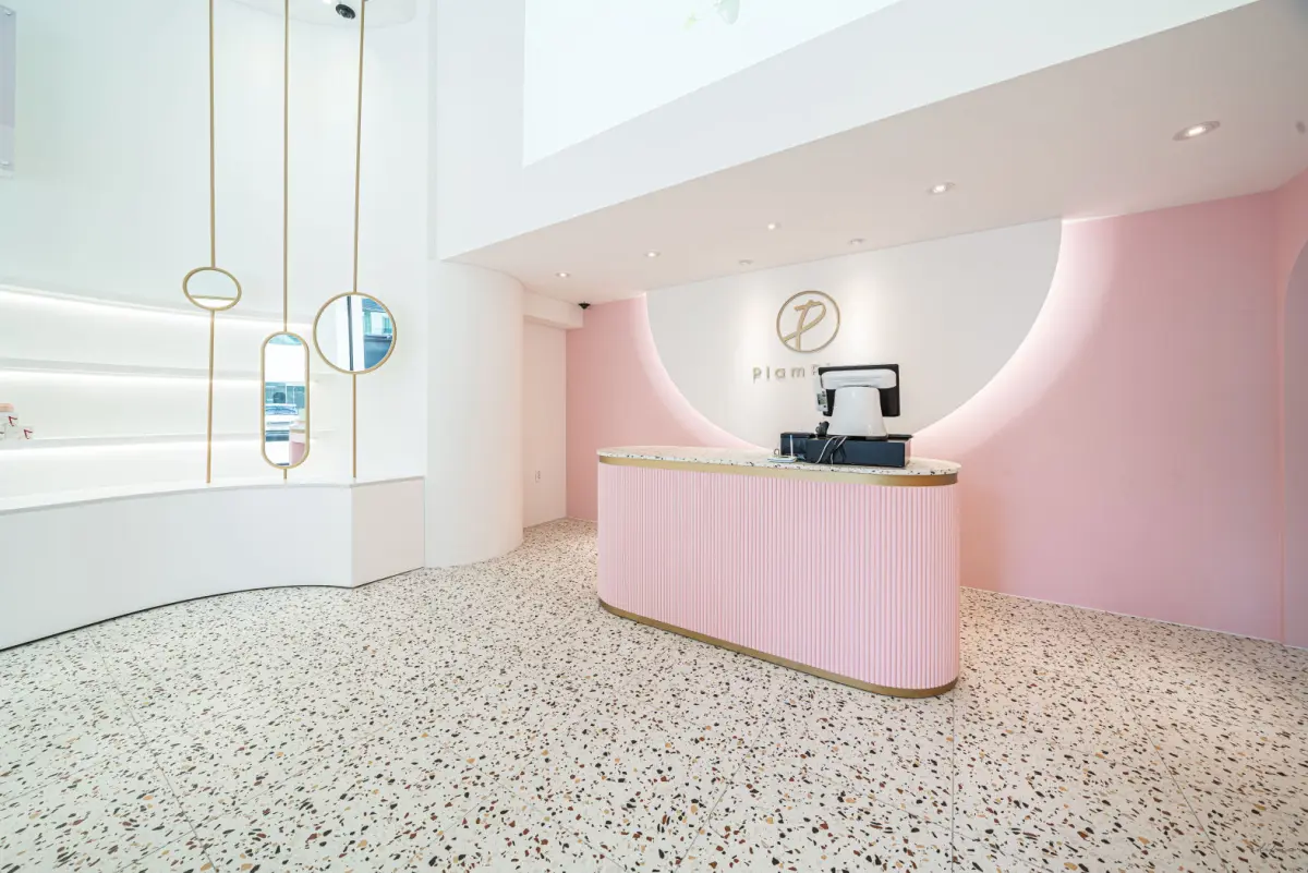 높은 층고와 골드 미러가 빛나는 모던 뷰티샵